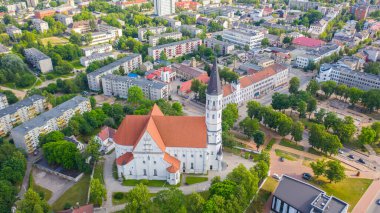 Siauliai 'de ve Litvanya' nın Siauliai şehrinde güneşli bir yaz gününde hava aracı panoramik uçuşundan güzel bir görüntü. (seri)