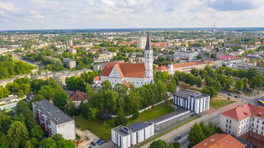 Siauliai 'de ve Litvanya' nın Siauliai şehrinde güneşli bir yaz gününde hava aracı panoramik uçuşundan güzel bir görüntü. (seri)