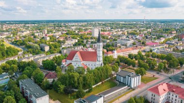 Siauliai 'de ve Litvanya' nın Siauliai şehrinde güneşli bir yaz gününde hava aracı panoramik uçuşundan güzel bir görüntü. (seri)