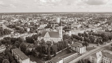 Siauliai 'de ve Litvanya' nın Siauliai şehrinde güneşli bir yaz gününde hava aracı panoramik uçuşundan güzel bir görüntü. (seri)