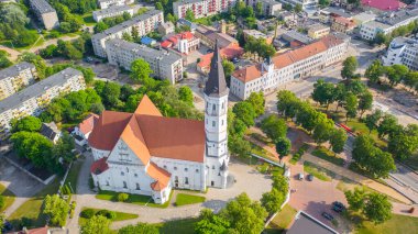 Siauliai 'de ve Litvanya' nın Siauliai şehrinde güneşli bir yaz gününde hava aracı panoramik uçuşundan güzel bir görüntü. (seri)