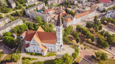 Siauliai 'de ve Litvanya' nın Siauliai şehrinde güneşli bir yaz gününde hava aracı panoramik uçuşundan güzel bir görüntü. (seri)