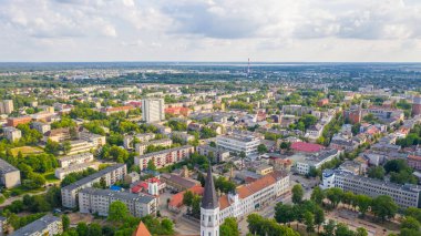 Siauliai 'de ve Litvanya' nın Siauliai şehrinde güneşli bir yaz gününde hava aracı panoramik uçuşundan güzel bir görüntü. (seri)