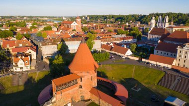 Güneşli bir günde Kaunas Kalesi 'nde uçan İHA' nın güzel panoramik görüntüsü. Kaunas, Litvanya.