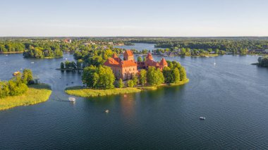Trakai Kalesi 'ndeki hava aracının Litvanya' daki Galve Gölü 'nün ortasında çekilmiş güzel bir fotoğrafı. Etrafı güzel göller ve yeşil adalarla çevrili ve turistler için bol su çekici yerler mevcut.. 
