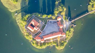 Trakai Kalesi 'ndeki hava aracının Litvanya' daki Galve Gölü 'nün ortasında çekilmiş güzel bir fotoğrafı. Etrafı güzel göller ve yeşil adalarla çevrili ve turistler için bol su çekici yerler mevcut.. 