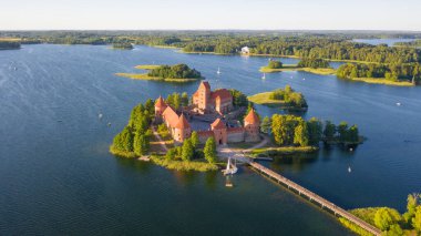 Trakai Kalesi 'ndeki hava aracının Litvanya' daki Galve Gölü 'nün ortasında çekilmiş güzel bir fotoğrafı. Etrafı güzel göller ve yeşil adalarla çevrili ve turistler için bol su çekici yerler mevcut.. 