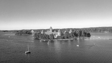 Trakai Kalesi 'ndeki hava aracının Litvanya' daki Galve Gölü 'nün ortasında çekilmiş güzel bir fotoğrafı. Etrafı güzel göller ve yeşil adalarla çevrili ve turistler için bol su çekici yerler mevcut.. 