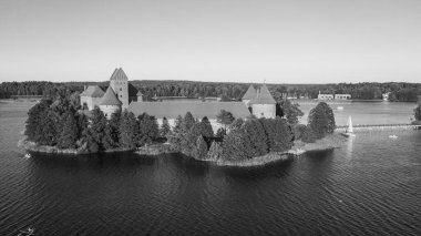 Trakai Kalesi 'ndeki hava aracının Litvanya' daki Galve Gölü 'nün ortasında çekilmiş güzel bir fotoğrafı. Etrafı güzel göller ve yeşil adalarla çevrili ve turistler için bol su çekici yerler mevcut.. 