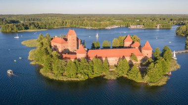 Trakai Kalesi 'ndeki hava aracının Litvanya' daki Galve Gölü 'nün ortasında çekilmiş güzel bir fotoğrafı. Etrafı güzel göller ve yeşil adalarla çevrili ve turistler için bol su çekici yerler mevcut.. 