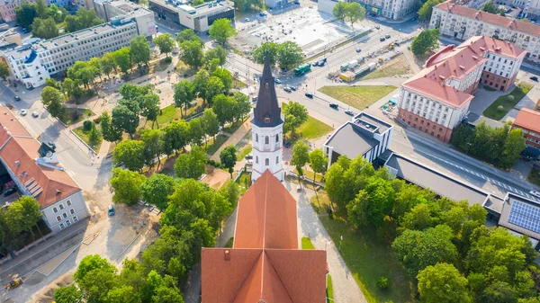 Siauliai 'de ve Litvanya' nın Siauliai şehrinde güneşli bir yaz gününde hava aracı panoramik uçuşundan güzel bir görüntü. (seri)