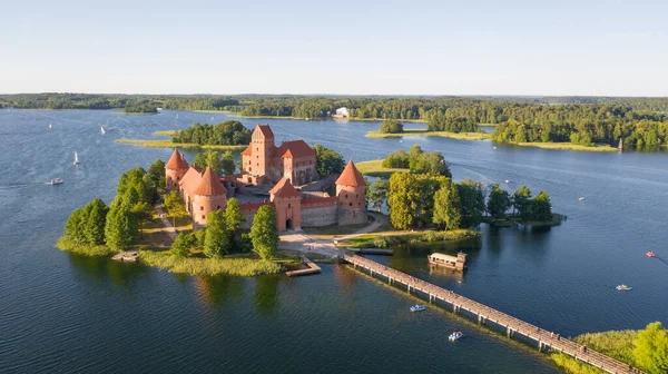 Trakai Kalesi 'ndeki hava aracının Litvanya' daki Galve Gölü 'nün ortasında çekilmiş güzel bir fotoğrafı. Etrafı güzel göller ve yeşil adalarla çevrili ve turistler için bol su çekici yerler mevcut.. 