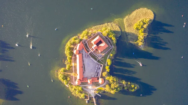 Vackert Flygfoto Från Drönare Trakai Slott Beläget Mitten Galve Sjö — Stockfoto