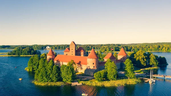 Trakai Kalesi 'ndeki hava aracının Litvanya' daki Galve Gölü 'nün ortasında çekilmiş güzel bir fotoğrafı. Etrafı güzel göller ve yeşil adalarla çevrili ve turistler için bol su çekici yerler mevcut.. 