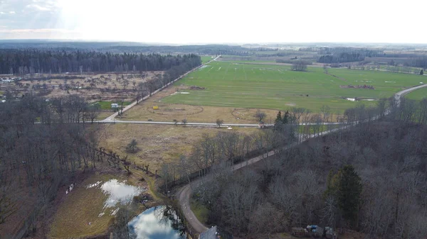 在拉脱维亚Sigulda附近的Krimulda宫和Gauja国家公园的村庄 用无人驾驶飞机拍摄的美丽的全景鸟瞰照片 — 图库照片