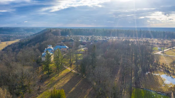 在拉脱维亚Sigulda附近的Krimulda宫和Gauja国家公园的村庄 用无人驾驶飞机拍摄的美丽的全景鸟瞰照片 — 图库照片