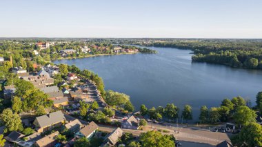 Litvanya 'daki Galve Gölü yakınlarındaki Trakai şehrindeki insansız hava aracından güzel bir hava görüntüsü. Etrafı güzel göller ve yeşil adalarla çevrili. Turistler için bol bol su kaynağı var. (seri)