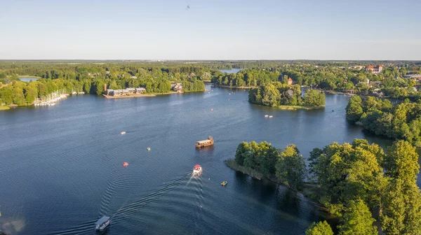 Litvanya 'daki Galve Gölü yakınlarındaki Trakai şehrindeki insansız hava aracından güzel bir hava görüntüsü. Etrafı güzel göller ve yeşil adalarla çevrili. Turistler için bol bol su kaynağı var. (seri)
