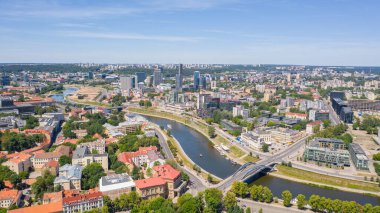 Litvanya 'nın başkenti Vilnius' taki Gediminas kalesinde uçan dron 'dan güzel panoramik hava manzaralı fotoğraf. Kulede Litvanya bayrağı, arka planda da şehir merkezinin silüeti. (seri)