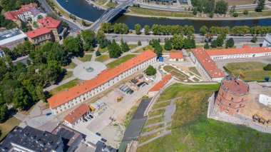 Litvanya 'nın başkenti Vilnius' taki Gediminas kalesinde uçan dron 'dan güzel panoramik hava manzaralı fotoğraf. Kulede Litvanya bayrağı, arka planda da şehir merkezinin silüeti. (seri)
