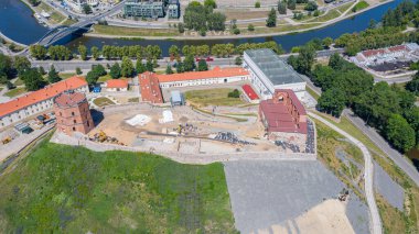 Litvanya 'nın başkenti Vilnius' taki Gediminas kalesinde uçan dron 'dan güzel panoramik hava manzaralı fotoğraf. Kulede Litvanya bayrağı, arka planda da şehir merkezinin silüeti. (seri)