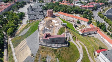 Litvanya 'nın başkenti Vilnius' taki Gediminas kalesinde uçan dron 'dan güzel panoramik hava manzaralı fotoğraf. Kulede Litvanya bayrağı, arka planda da şehir merkezinin silüeti. (seri)
