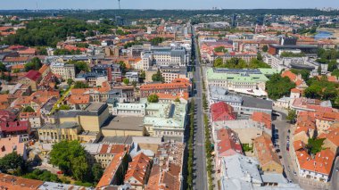 Güneşli bir yaz günü Vilnius, Litvanya 'da (seriler) hava aracından Vilnius Old Town' a güzel bir panoramik hava görüntüsü)