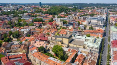 Güneşli bir yaz günü Vilnius, Litvanya 'da (seriler) hava aracından Vilnius Old Town' a güzel bir panoramik hava görüntüsü)
