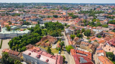 Güneşli bir yaz günü Vilnius, Litvanya 'da (seriler) hava aracından Vilnius Old Town' a güzel bir panoramik hava görüntüsü)