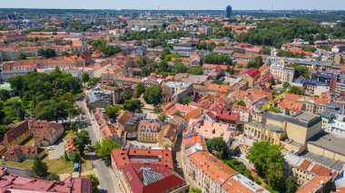 Güneşli bir yaz günü Vilnius, Litvanya 'da (seriler) hava aracından Vilnius Old Town' a güzel bir panoramik hava görüntüsü)