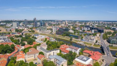 Güneşli bir yaz günü Vilnius, Litvanya 'da (seriler) hava aracından Vilnius Old Town' a güzel bir panoramik hava görüntüsü)