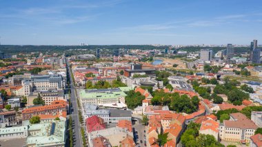 Güneşli bir yaz günü Vilnius, Litvanya 'da (seriler) hava aracından Vilnius Old Town' a güzel bir panoramik hava görüntüsü)
