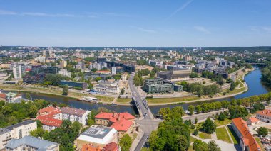 Güneşli bir yaz günü Vilnius, Litvanya 'da (seriler) hava aracından Vilnius Old Town' a güzel bir panoramik hava görüntüsü)