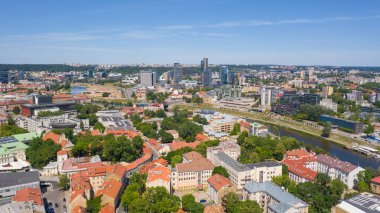 Güneşli bir yaz günü Vilnius, Litvanya 'da (seriler) hava aracından Vilnius Old Town' a güzel bir panoramik hava görüntüsü)