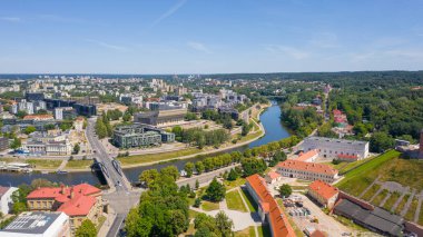 Güneşli bir yaz günü Vilnius, Litvanya 'da (seriler) hava aracından Vilnius Old Town' a güzel bir panoramik hava görüntüsü)