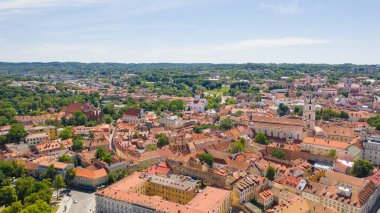 Güneşli bir yaz günü Vilnius, Litvanya 'da (seriler) hava aracından Vilnius Old Town' a güzel bir panoramik hava görüntüsü)