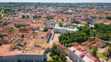 Güneşli bir yaz günü Vilnius, Litvanya 'da (seriler) hava aracından Vilnius Old Town' a güzel bir panoramik hava görüntüsü)