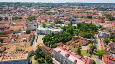 Güneşli bir yaz günü Vilnius, Litvanya 'da (seriler) hava aracından Vilnius Old Town' a güzel bir panoramik hava görüntüsü)
