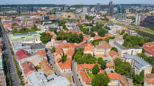 Gyönyörű Panorámás Légi Felvétel Repülő Drónról Vilnius Óvárosába Egy Napos — Stock Fotó