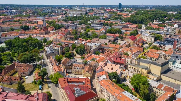Güneşli bir yaz günü Vilnius, Litvanya 'da (seriler) hava aracından Vilnius Old Town' a güzel bir panoramik hava görüntüsü)