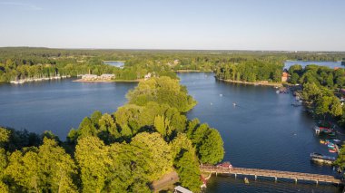 Güneşli bir yaz gününde İHA 'dan Galve Gölü' ne güzel bir panoramik hava manzaralı fotoğraf. Gölde çok sayıda tekne ve yat var. Gölün ortasında çok sayıda küçük ada var. Trakai, Litvanya (seri))