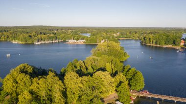 Güneşli bir yaz gününde İHA 'dan Galve Gölü' ne güzel bir panoramik hava manzaralı fotoğraf. Gölde çok sayıda tekne ve yat var. Gölün ortasında çok sayıda küçük ada var. Trakai, Litvanya (seri))