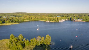 Güneşli bir yaz gününde İHA 'dan Galve Gölü' ne güzel bir panoramik hava manzaralı fotoğraf. Gölde çok sayıda tekne ve yat var. Gölün ortasında çok sayıda küçük ada var. Trakai, Litvanya (seri))