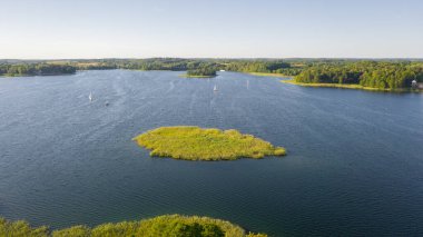 Güneşli bir yaz gününde İHA 'dan Galve Gölü' ne güzel bir panoramik hava manzaralı fotoğraf. Gölde çok sayıda tekne ve yat var. Gölün ortasında çok sayıda küçük ada var. Trakai, Litvanya (seri))