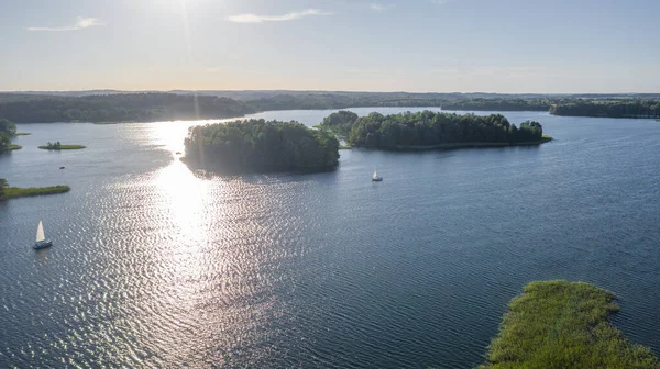 Güneşli bir yaz gününde İHA 'dan Galve Gölü' ne güzel bir panoramik hava manzaralı fotoğraf. Gölde çok sayıda tekne ve yat var. Gölün ortasında çok sayıda küçük ada var. Trakai, Litvanya (seri))