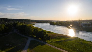 Uçan İHA 'dan Nemunas Nehri ve Petras Vileiis Köprüsü' ne kadar uzanan güzel panoramik hava manzaralı fotoğraf. Kaunas, Litvanya (dizi)