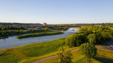 Uçan İHA 'dan Nemunas Nehri ve Petras Vileiis Köprüsü' ne kadar uzanan güzel panoramik hava manzaralı fotoğraf. Kaunas, Litvanya (dizi)