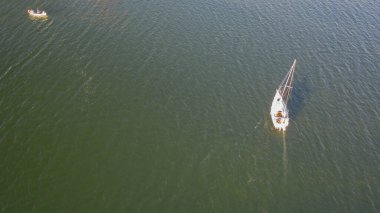 Galves Litvanya Gölü, Trakai (seriler) üzerinde uçan drone 'dan yat ve tekneye kadar uzanan güzel panoramik hava görüntüsü.)