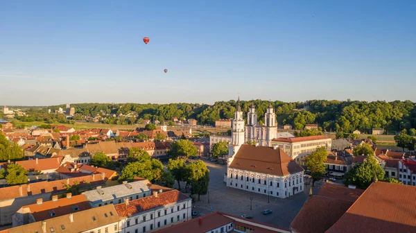 Arkadaki gökyüzünde uçan balonlarla Kaunas Fransisken Xavier Kilisesi ve Kaunas Belediye Binası 'na uçan İHA' dan güzel panoramik manzara fotoğrafı. Kaunas, Litvanya (dizi)