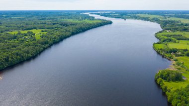 Koknese şehri ve Daugava nehri üzerinde uçan dron 'dan güzel panoramik hava manzaralı fotoğraf. Letonya, Koknese (seri)